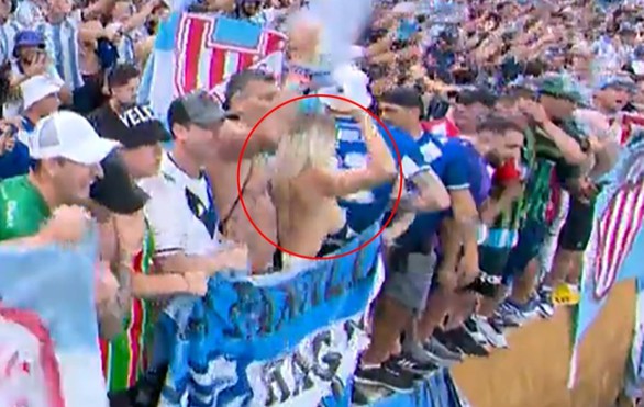 Fan nữ Argentina cởi phăng áo, để ngực trần cổ vũ đội nhà - Ảnh 1. Fan nữ Argentina cởi phăng áo, để ngực trần cổ vũ đội nhà - Ảnh 1.
