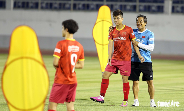 Ông Park thở phào khi Phan Văn Đức kịp sang Lào đá trận mở màn AFF Cup 2022 - Ảnh 1.