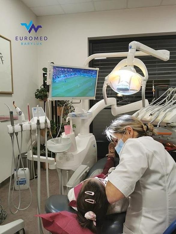 Bệnh nhân đòi xem World Cup dù đang được phẫu thuật - Ảnh 2.