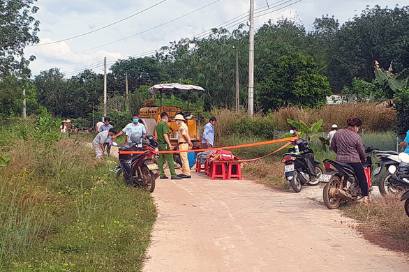 Va chạm với xe lu, hai mẹ con bị xe lu cán chết - Ảnh 1.