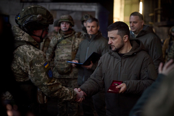 Ông Zelensky lại ra tiền tuyến, trao thưởng cho binh sĩ ở miền đông Ukraine - Ảnh 1.