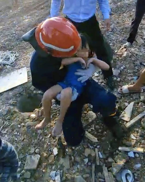 Giải cứu bé gái 5 tuổi rơi xuống hố cọc ép bê tông sâu hơn 10 mét - Ảnh 2.