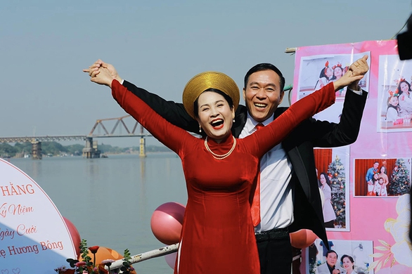 Ảnh vui sao Việt 20-12: Đàm Vĩnh Hưng thân thiết bên Tuấn Hưng - Ảnh 4. Ảnh vui sao Việt 20-12: Đàm Vĩnh Hưng thân thiết bên Tuấn Hưng - Ảnh 4.