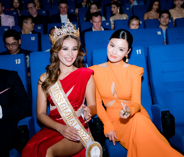 Miss Global 2022 Shane Tormes đọ dáng cùng siêu mẫu Vũ Thu Phương, thần thái một chín một mười - Ảnh 1.