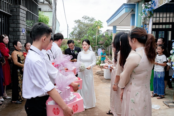 Cô dâu chốt sổ năm 2022 bằng loạt biểu cảm lầy lội không tưởng - Ảnh 7. Cô dâu chốt sổ năm 2022 bằng loạt biểu cảm lầy lội không tưởng - Ảnh 7.