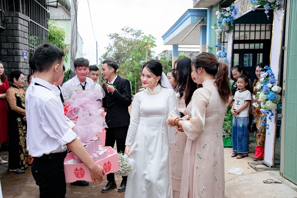 Cô dâu chốt sổ năm 2022 bằng loạt biểu cảm lầy lội không tưởng - Ảnh 8. Cô dâu chốt sổ năm 2022 bằng loạt biểu cảm lầy lội không tưởng - Ảnh 8.