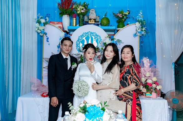 Cô dâu chốt sổ năm 2022 bằng loạt biểu cảm lầy lội không tưởng - Ảnh 1. Cô dâu chốt sổ năm 2022 bằng loạt biểu cảm lầy lội không tưởng - Ảnh 1.