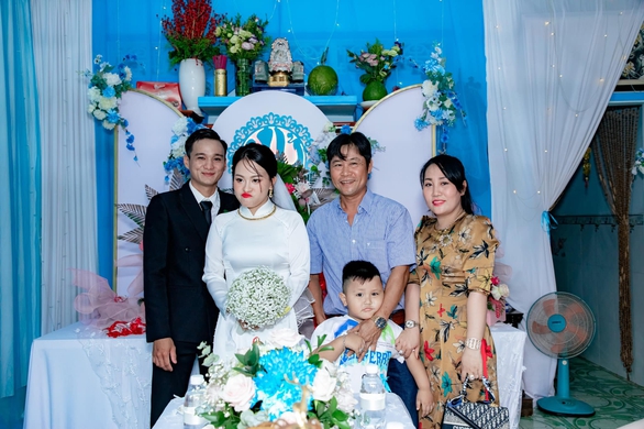Cô dâu chốt sổ năm 2022 bằng loạt biểu cảm lầy lội không tưởng - Ảnh 2. Cô dâu chốt sổ năm 2022 bằng loạt biểu cảm lầy lội không tưởng - Ảnh 2.