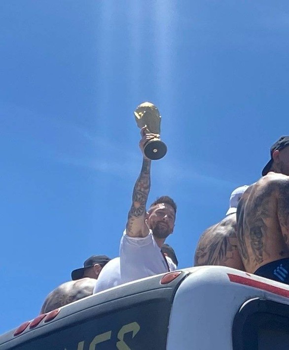 Hy hữu: Tia nắng chiếu thẳng vào Messi như người được chọn - Ảnh 1. Hy hữu: Tia nắng chiếu thẳng vào Messi như người được chọn - Ảnh 1.