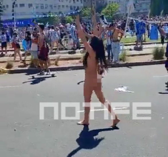 Nữ CĐV khỏa thân trong buổi diễu hành của tuyển Argentina - Ảnh 1.