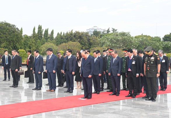 Chủ tịch nước đặt vòng hoa tại Đài tưởng niệm các anh hùng dân tộc Indonesia - Ảnh 2. Chủ tịch nước đặt vòng hoa tại Đài tưởng niệm các anh hùng dân tộc Indonesia - Ảnh 2.