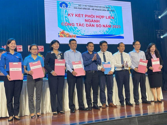 Tuổi thọ bình quân ở TP.HCM là 76,2 tuổi nhưng số năm sống khỏe chỉ đạt 64 tuổi - Ảnh 1. Tuổi thọ bình quân ở TP.HCM là 76,2 tuổi nhưng số năm sống khỏe chỉ đạt 64 tuổi - Ảnh 1.