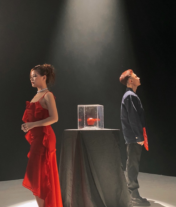 Mốt mới từ CM1X - TiA - Freaky: ‘Tặng’ hội người yêu cũ ‘Quả táo’ dịp Giáng sinh - Ảnh 2. Mốt mới từ CM1X - TiA - Freaky: ‘Tặng’ hội người yêu cũ ‘Quả táo’ dịp Giáng sinh - Ảnh 2.