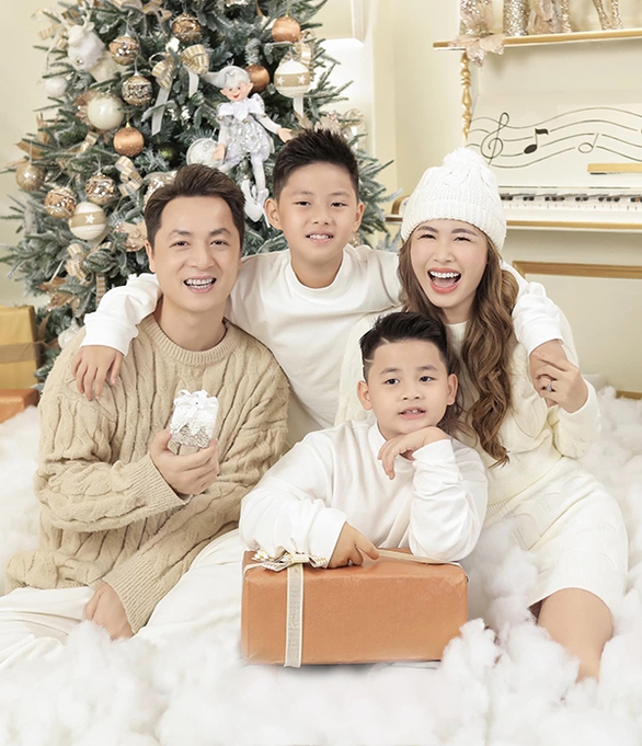 Ảnh vui sao Việt 23-12: Lệ Quyên và tình trẻ hội ngộ vợ chồng Ngô Thanh Vân - Ảnh 4. Ảnh vui sao Việt 23-12: Lệ Quyên và tình trẻ hội ngộ vợ chồng Ngô Thanh Vân - Ảnh 4.