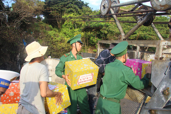 Bánh mứt Tết ‘đọng lại nghĩa tình’ của người đất liền gửi các chiến sĩ nơi đảo xa - Ảnh 2.