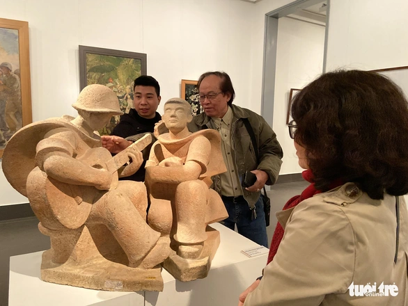 Rung cảm của người đương thời khi xem tranh về tình quân dân - Ảnh 1.