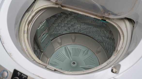 Những nguy cơ tiềm ẩn trong chiếc máy giặt bẩn - Ảnh 1.