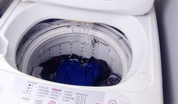 Những nguy cơ tiềm ẩn trong chiếc máy giặt bẩn - Ảnh 2.