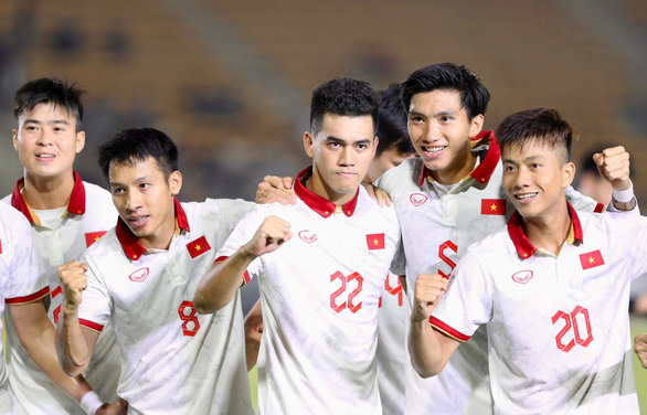 Tuyển Việt Nam giữ vị trí 96 bảng xếp hạng FIFA, trên Thái Lan 15 bậc - Ảnh 1.