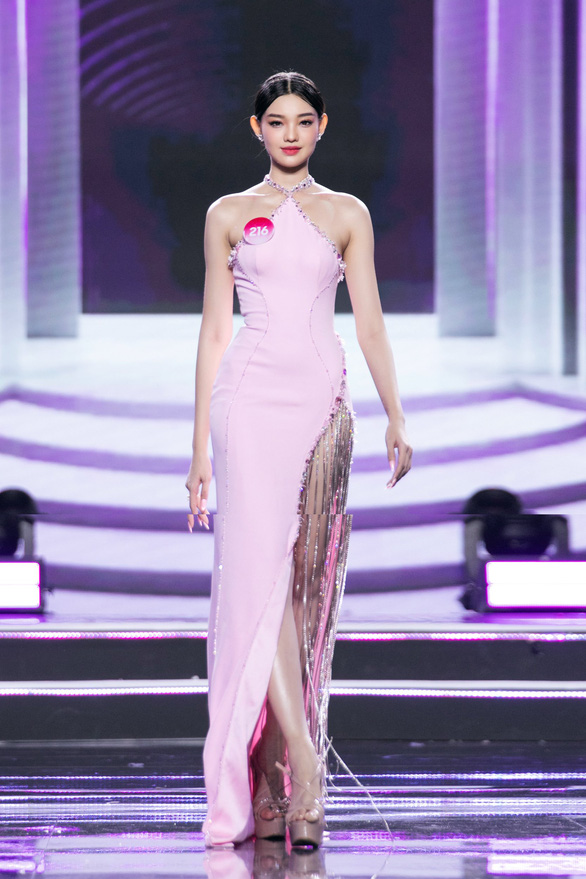 Trượt top 5 Hoa hậu Việt Nam, Bé Quyên cười tươi chào khán giả - Ảnh 4.