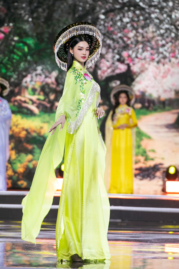 Trượt top 5 Hoa hậu Việt Nam, Bé Quyên cười tươi chào khán giả - Ảnh 3.