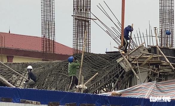 Sập sàn công trình lớn, nhiều công nhân may mắn thoát nạn - Ảnh 2. Sập sàn công trình lớn, nhiều công nhân may mắn thoát nạn - Ảnh 2.