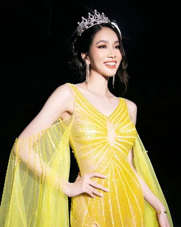 Á hậu Phương Anh xin lỗi về chiếc đầm xuyên thấu phản chủ dậy sóng mạng xã hội - Ảnh 2. Á hậu Phương Anh xin lỗi về chiếc đầm xuyên thấu phản chủ dậy sóng mạng xã hội - Ảnh 2.