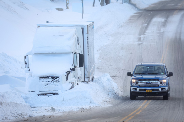 Bão tuyết ở Mỹ khiến hàng chục người chết, giao thông tê liệt - Ảnh 2.