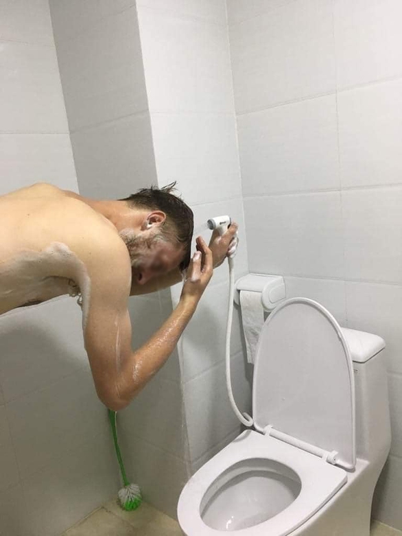 Ảnh vui 26-12: Tôi đã thử 2 nhà trọ ở Việt Nam, và cả 2 đều có phong cách tắm thế này?! - Ảnh 1. Ảnh vui 26-12: Tôi đã thử 2 nhà trọ ở Việt Nam, và cả 2 đều có phong cách tắm thế này?! - Ảnh 1.