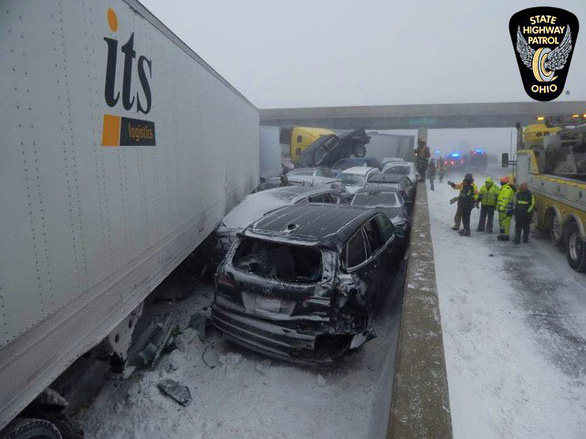 Bão tuyết ở Mỹ khiến hàng chục người chết, giao thông tê liệt - Ảnh 3.