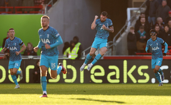 Harry Kane tỏa sáng, Tottenham hòa kịch tính trong ngày trở lại Premier League - Ảnh 2.