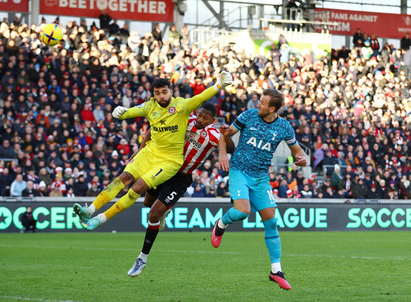 Harry Kane tỏa sáng, Tottenham hòa kịch tính trong ngày trở lại Premier League - Ảnh 1.