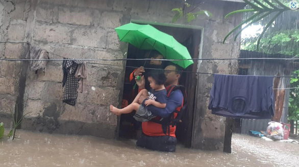 Gần 46.000 người Philippines sơ tán ngày Giáng sinh vì lũ lụt - Ảnh 1.