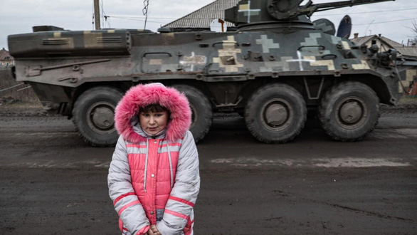Những đứa trẻ buộc phải trưởng thành ở tiền tuyến Ukraine - Ảnh 1.