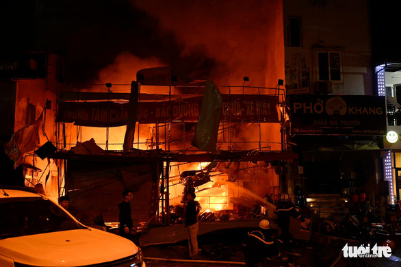 Cháy kèm nhiều tiếng nổ lớn tại tiệm sửa xe máy - Ảnh 1.