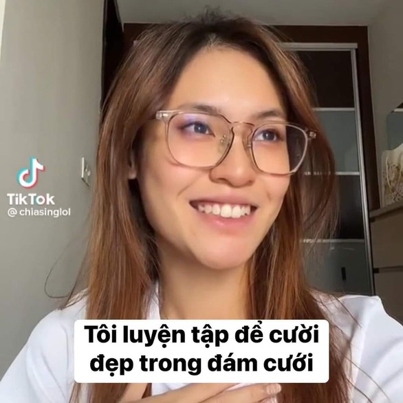 Cô gái luyện cười để có ảnh cưới đẹp để đời - Ảnh 1. Cô gái luyện cười để có ảnh cưới đẹp để đời - Ảnh 1.