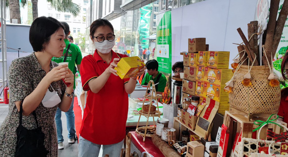 Lễ hội đặc sản Tết với chả rươi, hồng Đà Lạt... ở tòa nhà cao nhất Việt Nam - Ảnh 5.