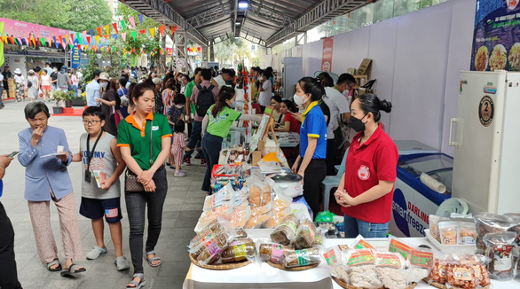 Lễ hội đặc sản Tết với chả rươi, hồng Đà Lạt... ở tòa nhà cao nhất Việt Nam - Ảnh 1.