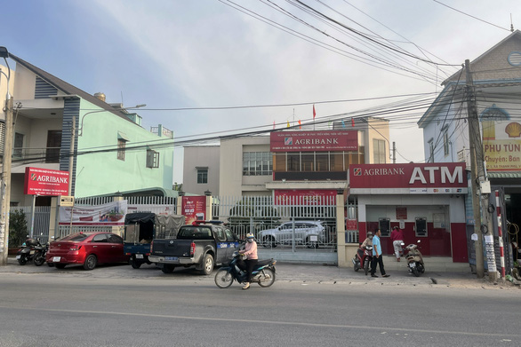 Truy tìm nam thanh niên xông vào Ngân hàng Agribank ở Đồng Nai cướp tiền - Ảnh 2.