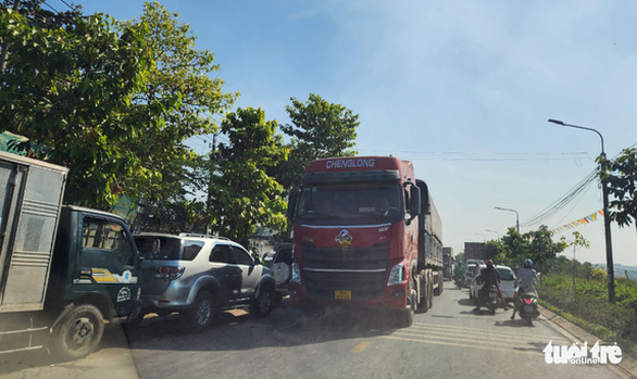 Xe Sài Gòn tìm về đăng kiểm ở Biên Hòa cũng mắc kẹt - Ảnh 2.