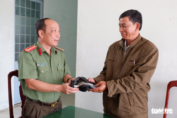 Công an huyện ở Kiên Giang cả tuần qua tìm chủ nhân túi tiền rơi trên đường - Ảnh 1.