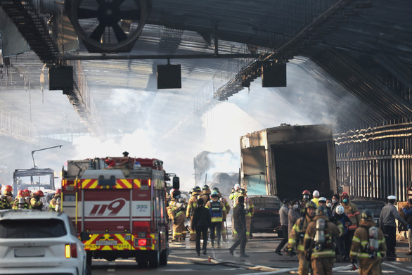 Hàn Quốc huy động 94 xe cứu hỏa, 219 lính cứu hòa chữa cháy rất lớn trên đường cao tốc - Ảnh 2.