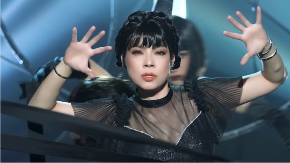 Thanh Thảo hóa chị Tư Wednesday cover Bên trên tầng lầu cực cháy - Ảnh 1. Thanh Thảo hóa chị Tư Wednesday cover Bên trên tầng lầu cực cháy - Ảnh 1.
