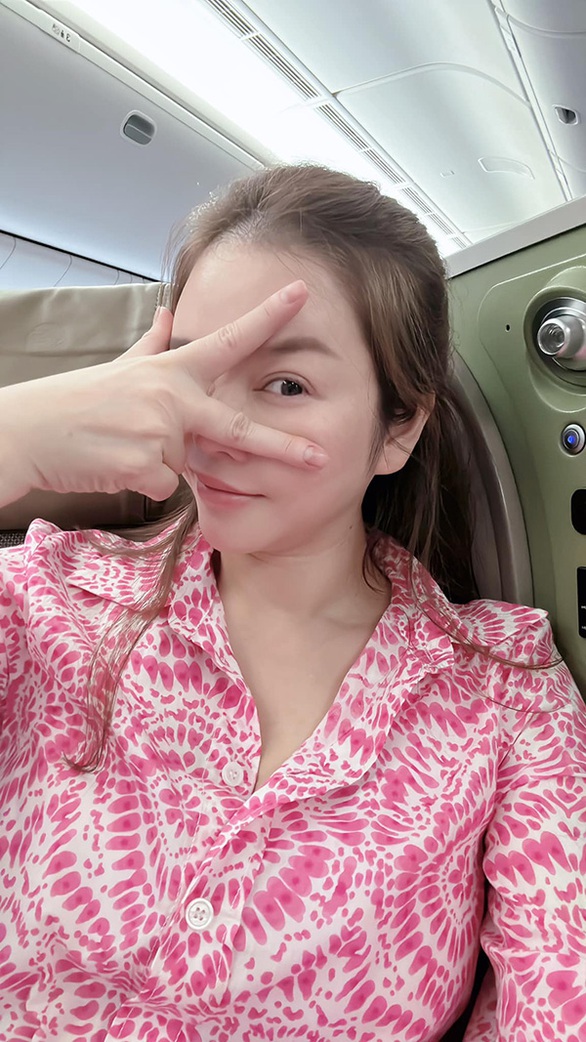 Ảnh vui sao Việt 3-12: Lệ Quyên tươi rói cùng tình trẻ đi xem show âm nhạc - Ảnh 9. Ảnh vui sao Việt 3-12: Lệ Quyên tươi rói cùng tình trẻ đi xem show âm nhạc - Ảnh 9.