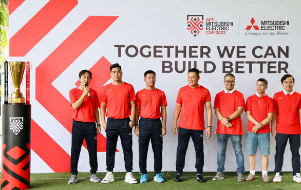 Bộ đôi cựu danh thủ tin tuyển Việt Nam vô địch AFF Cup 2022 - Ảnh 1.