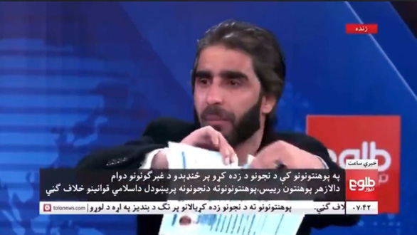 Giáo sư ở Kabul xé bằng tiến sĩ trên truyền hình, phản đối cấm phụ nữ học - Ảnh 1.