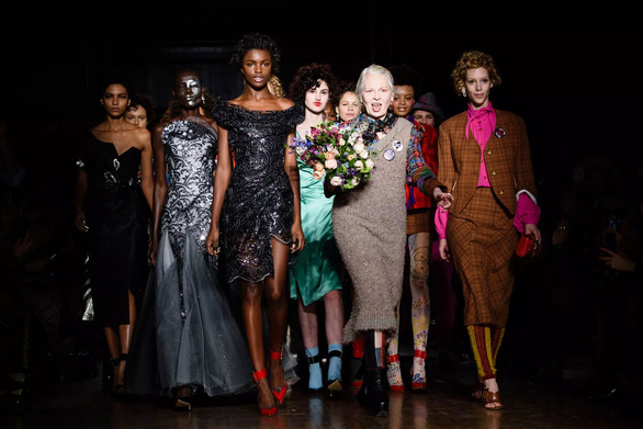 Nhà thiết kế người Anh Vivienne Westwood qua đời ở tuổi 81 - Ảnh 5.