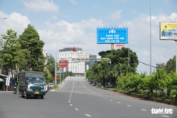 TP.HCM chính thức cho xe máy qua lại cầu vượt Nguyễn Hữu Cảnh, vẫn cấm ô tô - Ảnh 1.