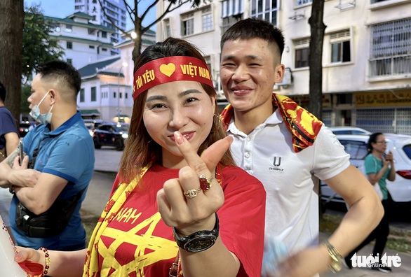 Cổ động viên Việt Nam đổ đến sân Jalan Besar - Ảnh 1. Cổ động viên Việt Nam đổ đến sân Jalan Besar - Ảnh 1.
