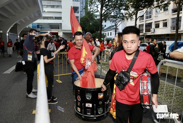 Cổ động viên Việt Nam đổ đến sân Jalan Besar - Ảnh 2. Cổ động viên Việt Nam đổ đến sân Jalan Besar - Ảnh 2.
